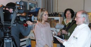 Dipl.-Ing. Gary Zörner und WDR-Journalistin Christin Gottler mit Kamerateam beim Interview im Labor