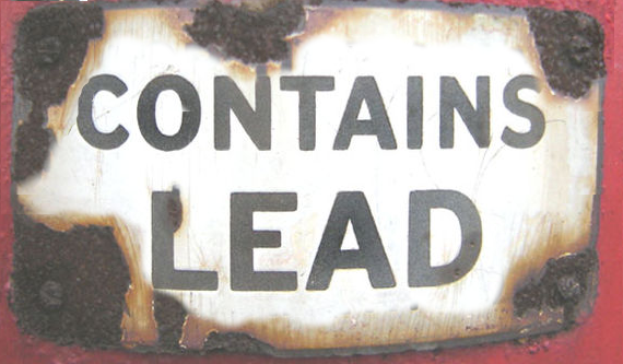 Verrostetes Warnschild mit der Aufschrift "Contains Lead"