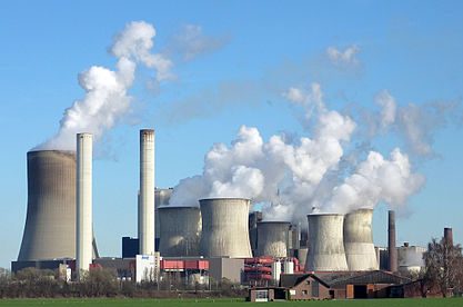 Kohlekraftwerk Niederaußem mit mehreren Kühltürmen